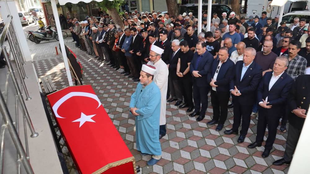 Gazi &Ouml;zcan askeri t&ouml;renle toprağa verildi