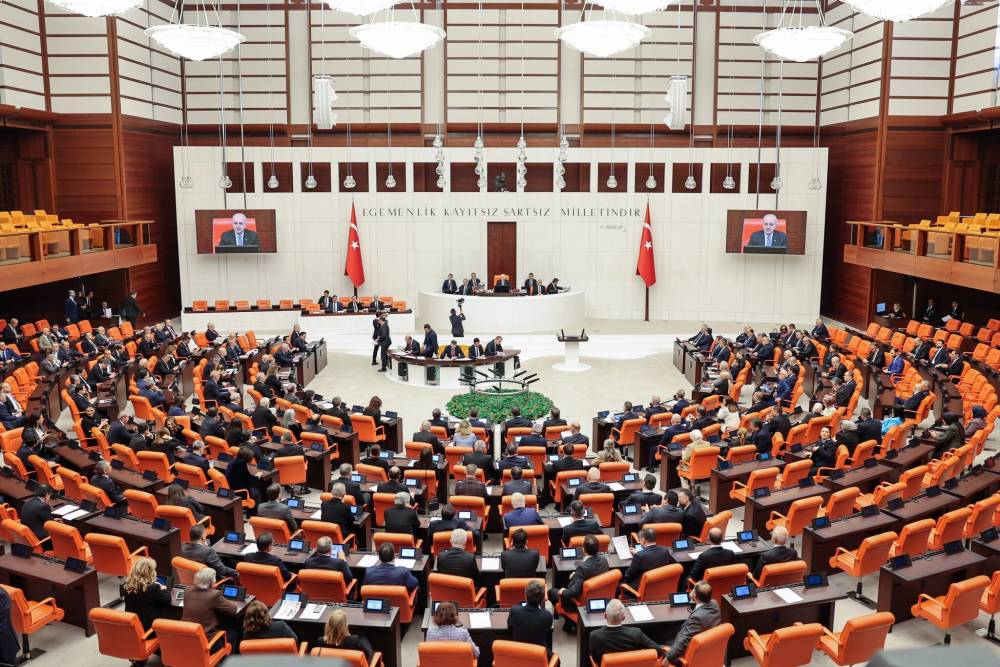 TBMM Genel Kurulu'nda, en d&uuml;ş&uuml;k emekli aylığına ilişkin d&uuml;zenlemeyi de i&ccedil;eren teklifin t&uuml;m&uuml; &uuml;zerindeki g&ouml;r&uuml;şmeler tamamlandı 