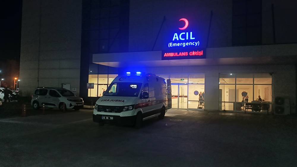Elini y&uuml;kleme bandına kaptırdı, ameliyata alındı
