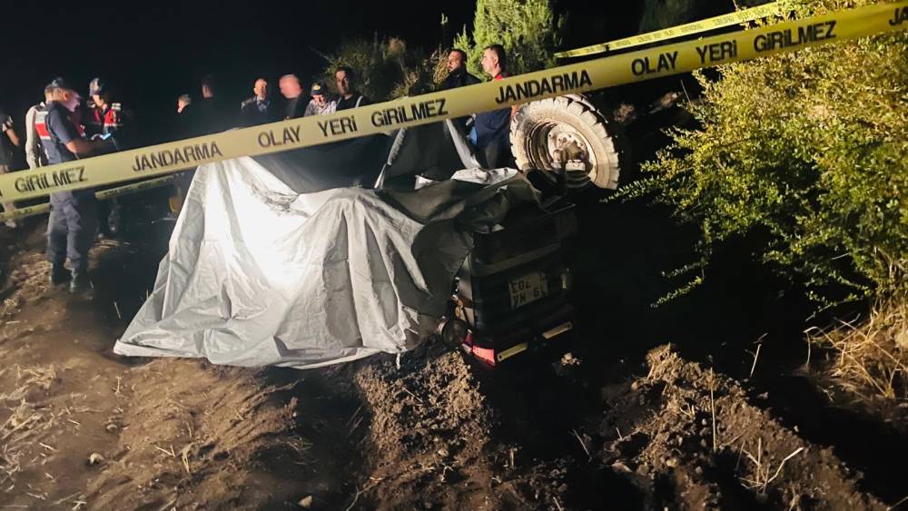 Kastamonu'da trakt&ouml;r devrildi; s&uuml;r&uuml;c&uuml; &ouml;ld&uuml;