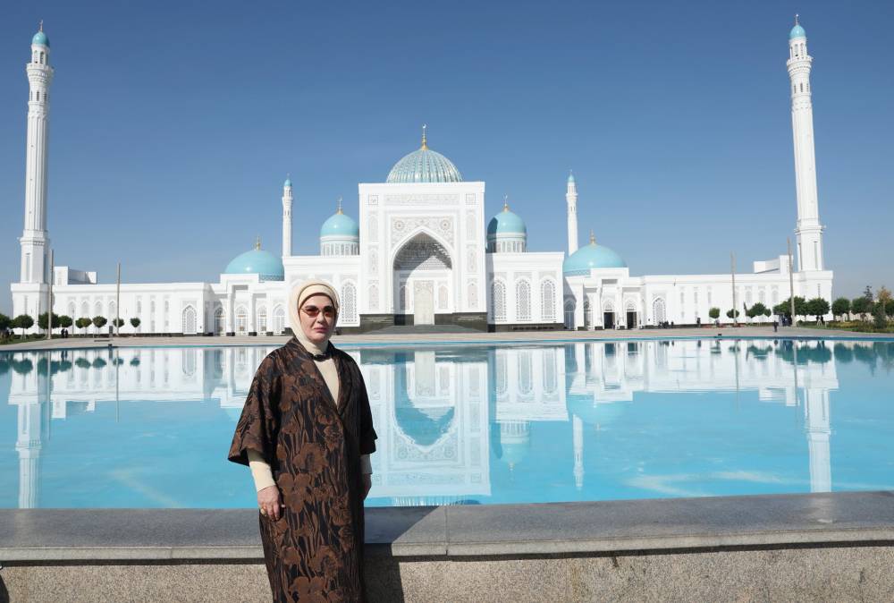 Emine Erdoğan, &Ouml;zbekistan'da İmam Buhari T&uuml;rbesi'ni ziyaret etti 