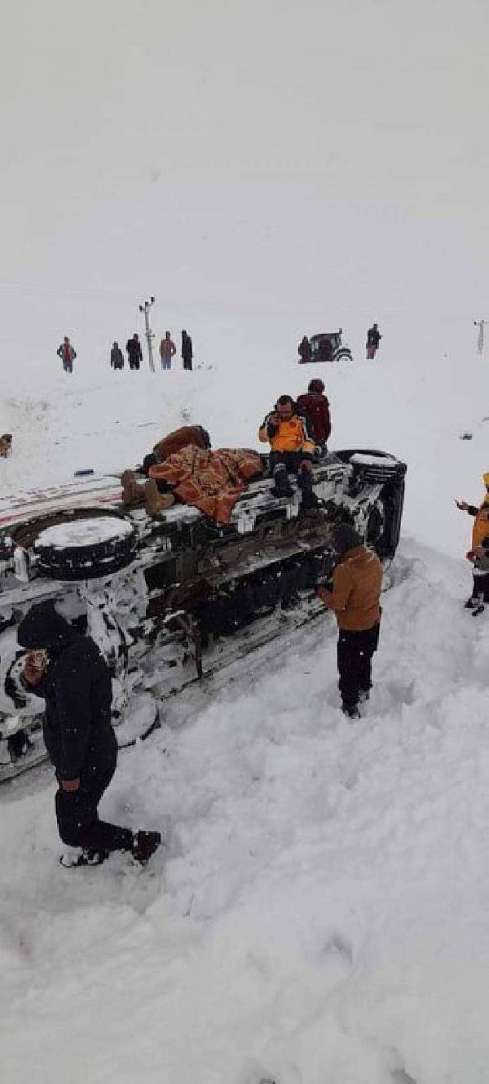 Karlı yolda kontrolden çıkan ambulans devrildi: 3 yaralı 
