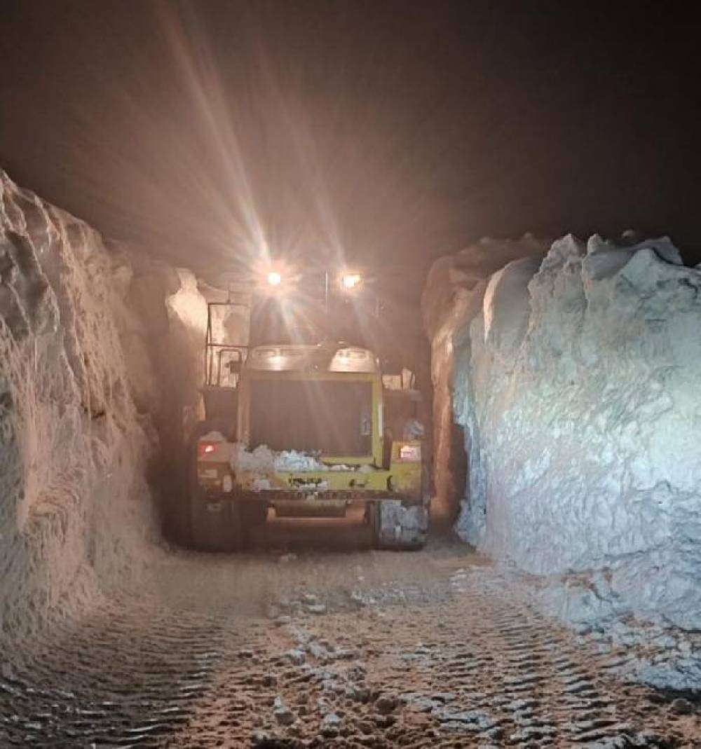 4 metre karda tüneller açarak ilerliyorlar