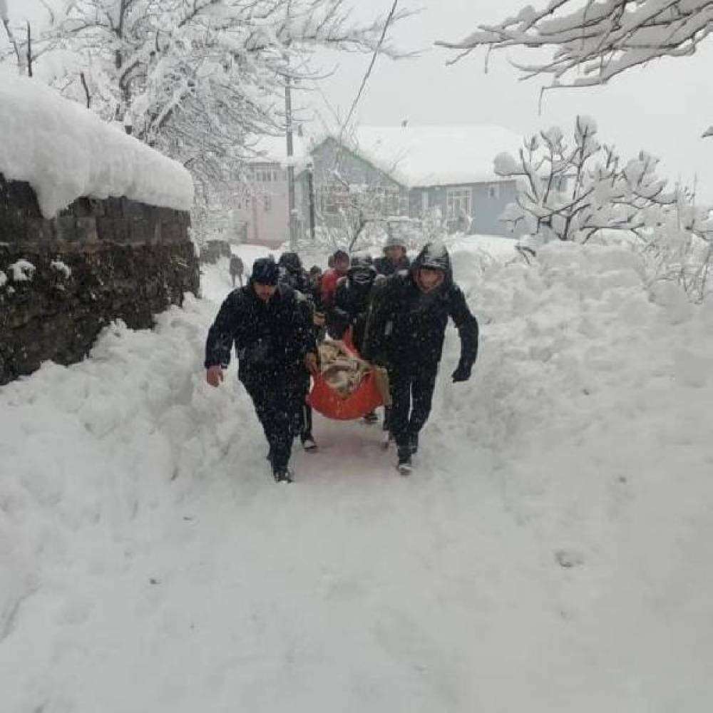 Köylüler, hasta yaşlı kadın için seferber oldu