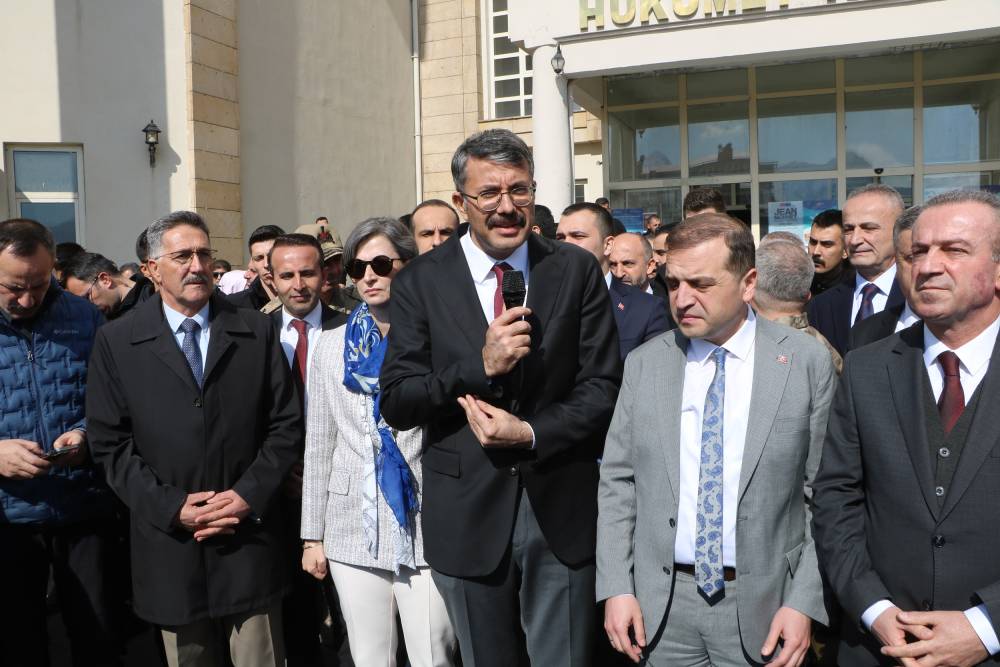 Bakan Yardımcılığına atanan Vali &Ccedil;elik, Hakkari'ye veda etti