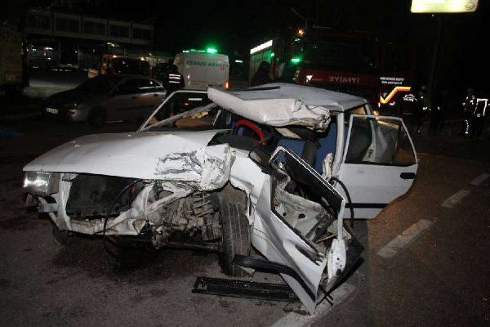 TIR'a çarpan otomobilin sürücüsü öldü