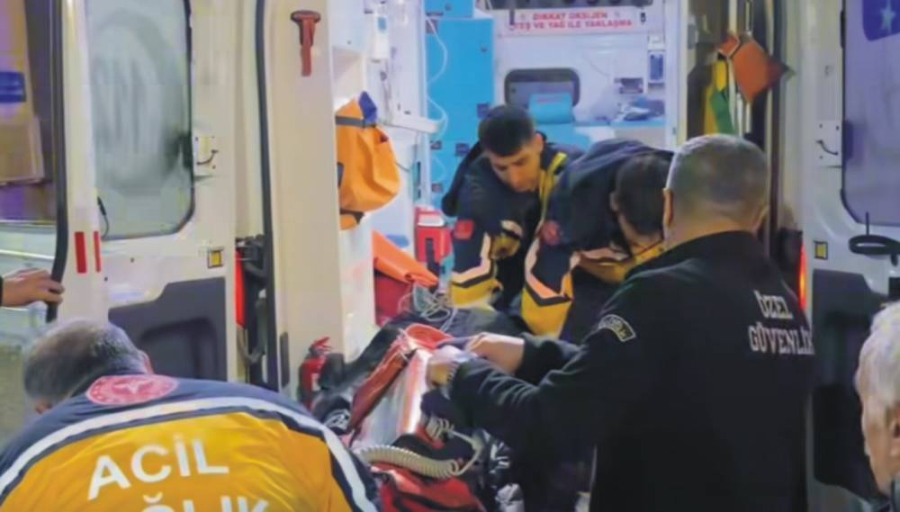 Şarampole yuvarlanan otomobilde 1 kişi &ouml;ld&uuml;, 4 kişi de yaralandı