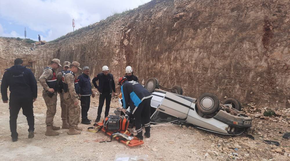 Otomobil, 8 metreden u&ccedil;tu: 1 &ouml;l&uuml;, 1 yaralı