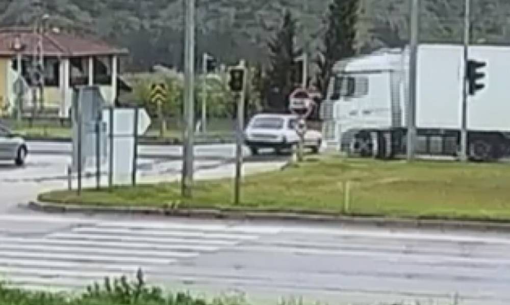 Kazada annesinin kucağından yola savrulan 10 aylık Yama&ccedil; bebek, TIR'ın altında kalıp &ouml;ld&uuml; (2)