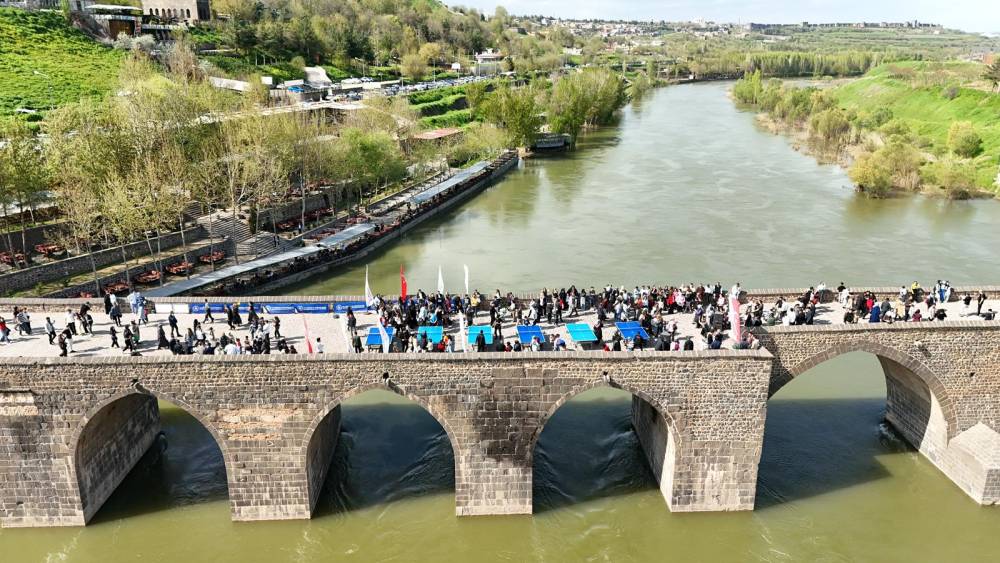 Diyarbakır&rsquo;da tarihi On G&ouml;zl&uuml; K&ouml;pr&uuml;&rsquo;de 1000 sporcuyla masa tenisi etkinliği