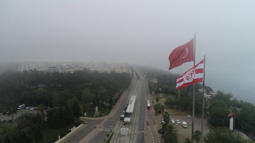 Antalya'da yüksek nem ve toz taşınımı nedeniyle sis oluştu, görüş mesafesi düştü