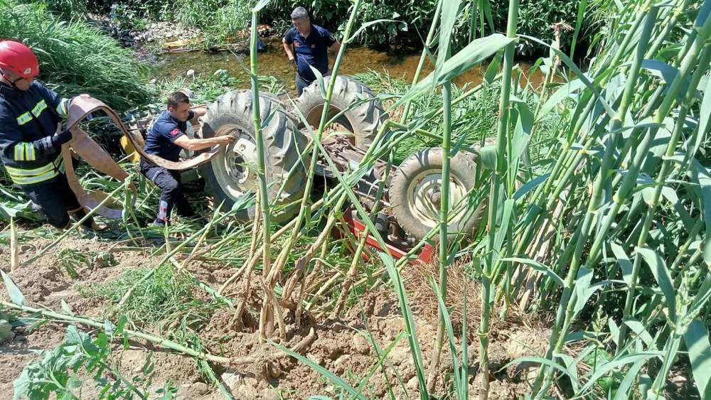 Devrilen trakt&ouml;r&uuml;n&uuml;n altında kalıp, &ouml;ld&uuml;