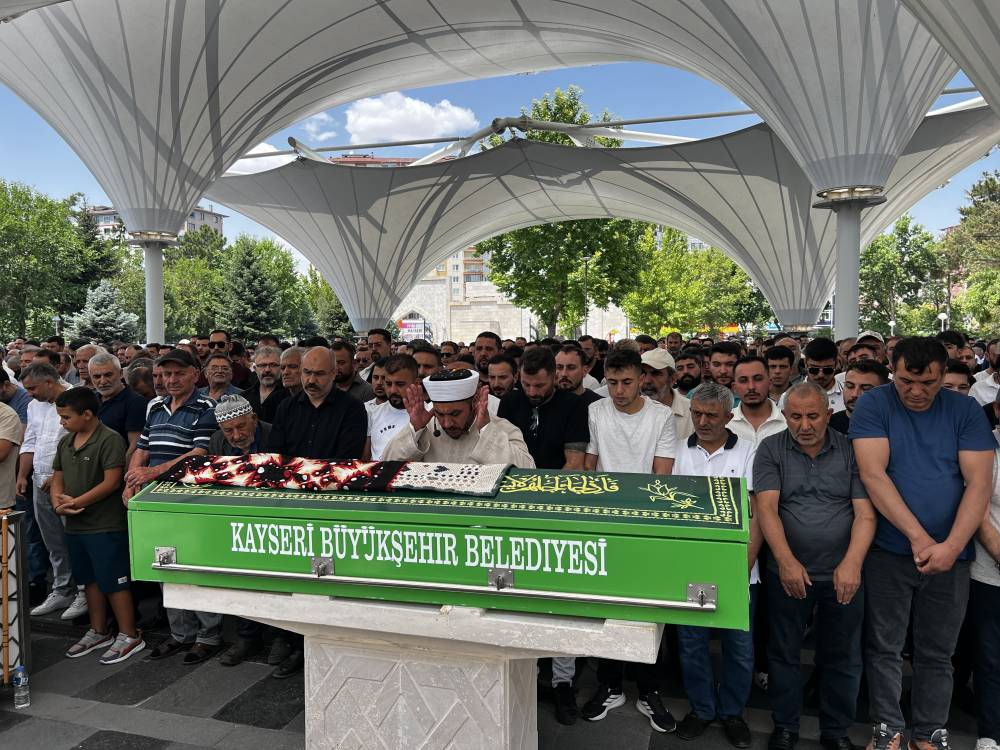 D&uuml;ğ&uuml;n konvoyunda bariyerlere &ccedil;arpan otomobilde &ouml;len anne, toprağa verildi