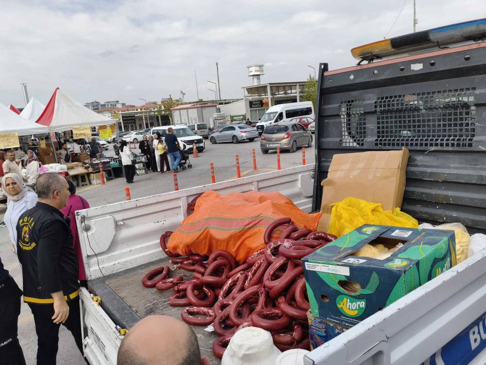 Malatya'da y&ouml;resel &uuml;r&uuml;n fuarında 230 kilo sucuk ve 150 kilo peynire el konuldu