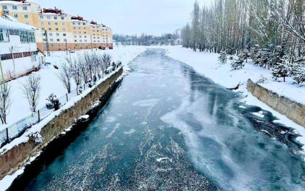 Türkiye'nin en soğuk yeri, eksi 26 ile İmranlı oldu; göl ve akarsular buz tuttu (2)