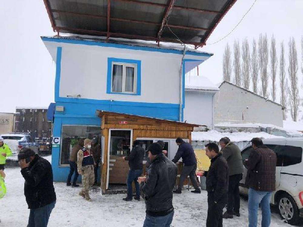 Yolda mahsur kalanlara asker ve polisten çorba ikramı