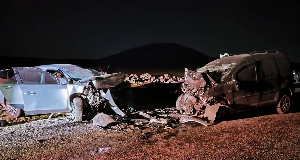 Diyarbakır&rsquo;da otomobil ile hafif ticari ara&ccedil; kafa kafaya &ccedil;arpıştı: 5 &ouml;l&uuml;, 2 yaralı
