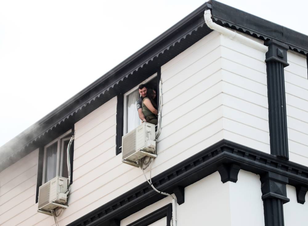 Yangında dumandan etkilenip, apartta mahsur kalanları itfaiye kurtardı