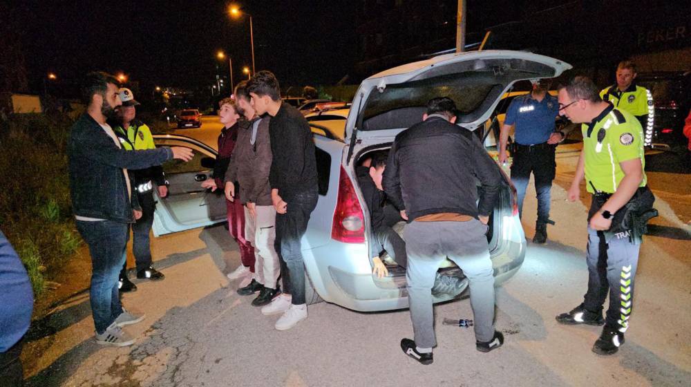Edirne'de 'dur' ihtarına uymayan otomobilde balık istifi 14 kaçak göçmen yakalandı, 3 kişi kaçtı