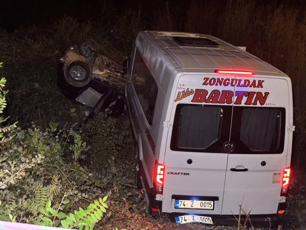 Minib&uuml;s ile otomobil &ccedil;arpıştı: 11 yaralı  