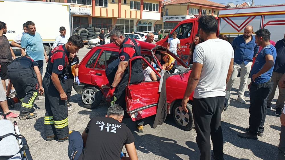 Kamyonetle &ccedil;arpışan otomobilin s&uuml;r&uuml;c&uuml;s&uuml; yaralandı