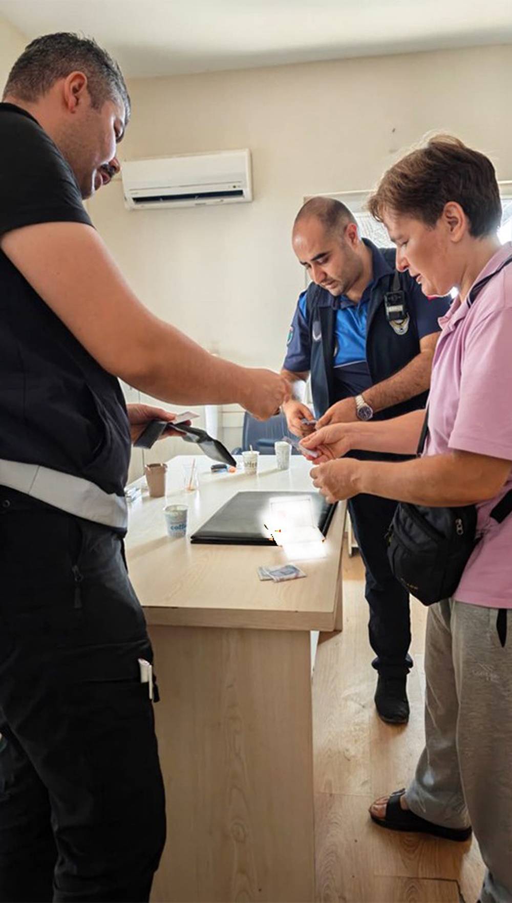 Kayıp baba yadigarı c&uuml;zdanı, zabıta teslim etti
