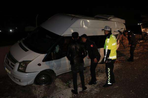 Şanlıurfa’da asker uğurlaması dönüşünde minibüse çekici çarptı: 14 yaralı