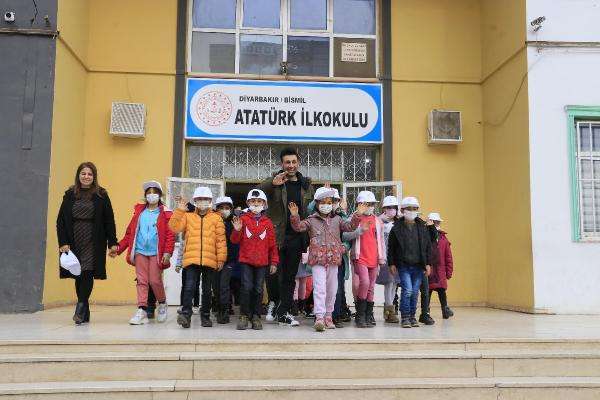 Sosyal medyadan fidan isteyen Nurcan öğretmene sürpriz ziyaret