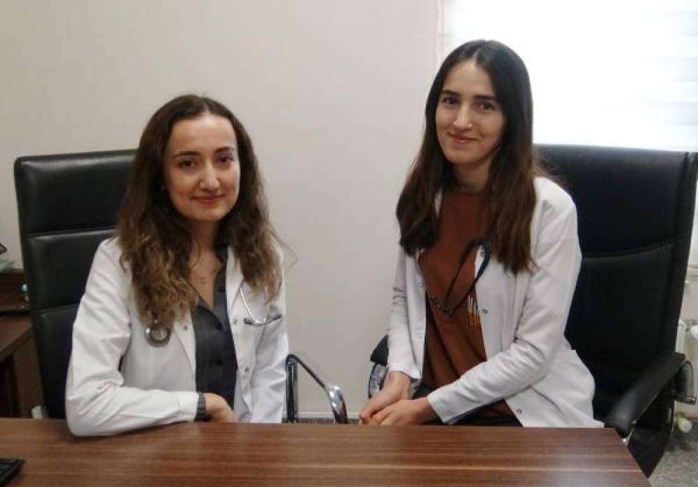 Doktor kardeşler aynı hastanede görev yapıyor
