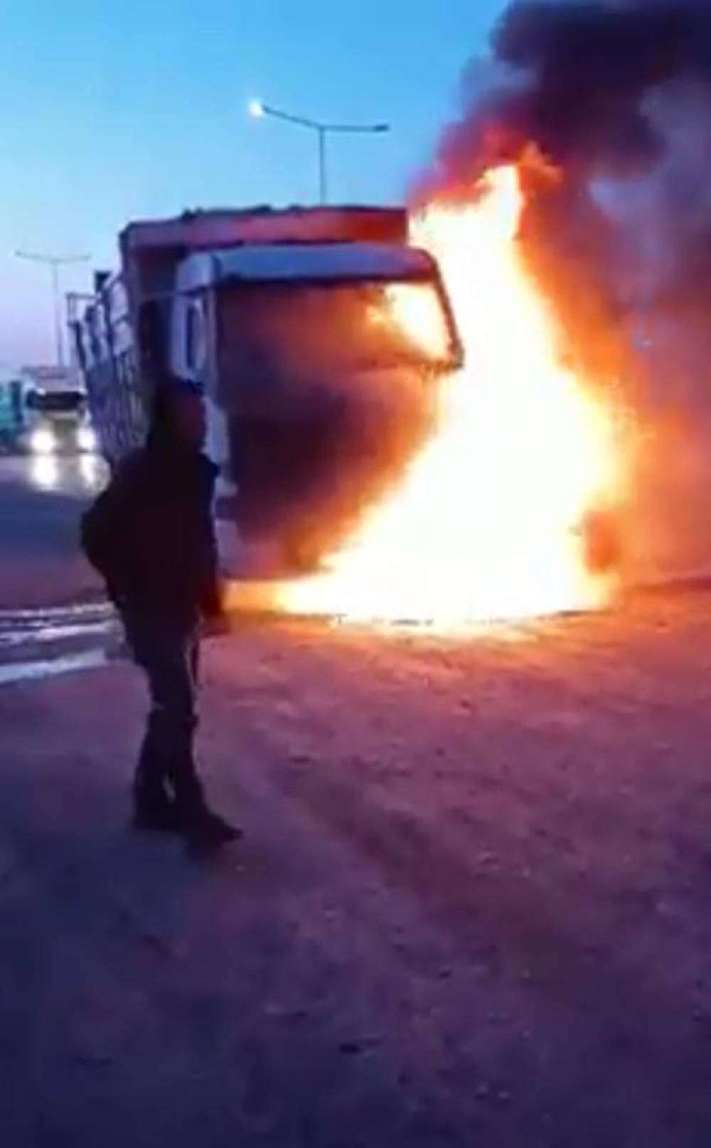 Seyir halindeki kamyon yandı