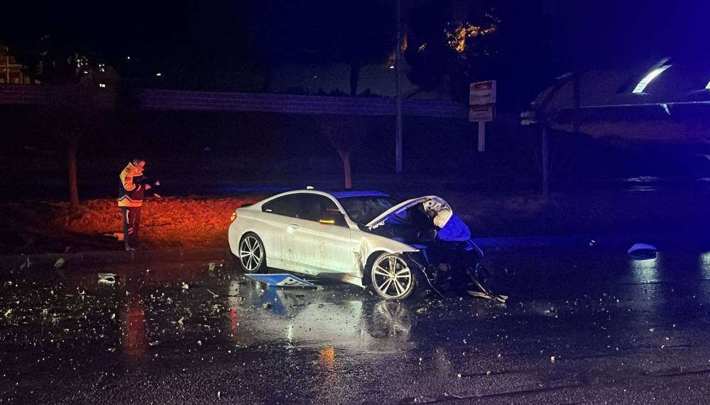 Otomobiliyle direğe &ccedil;arpan s&uuml;r&uuml;c&uuml; yaralandı