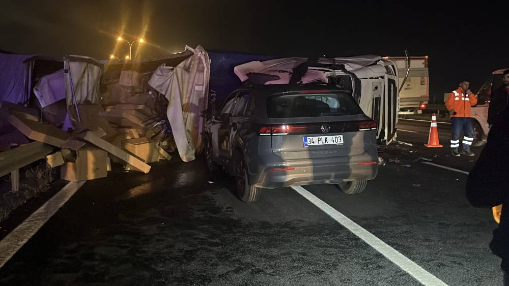 Otoyolda karşı şeride ge&ccedil;en TIR otomobile &ccedil;arptı: 1 &ouml;l&uuml;, 2 yaralı