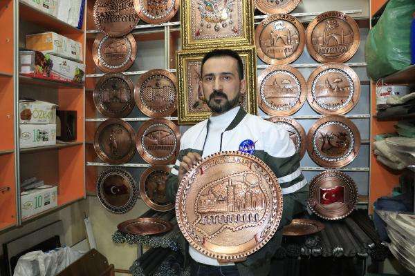 Diyarbakır'da 25 yıldır tarihi mekanları bakıra işliyor