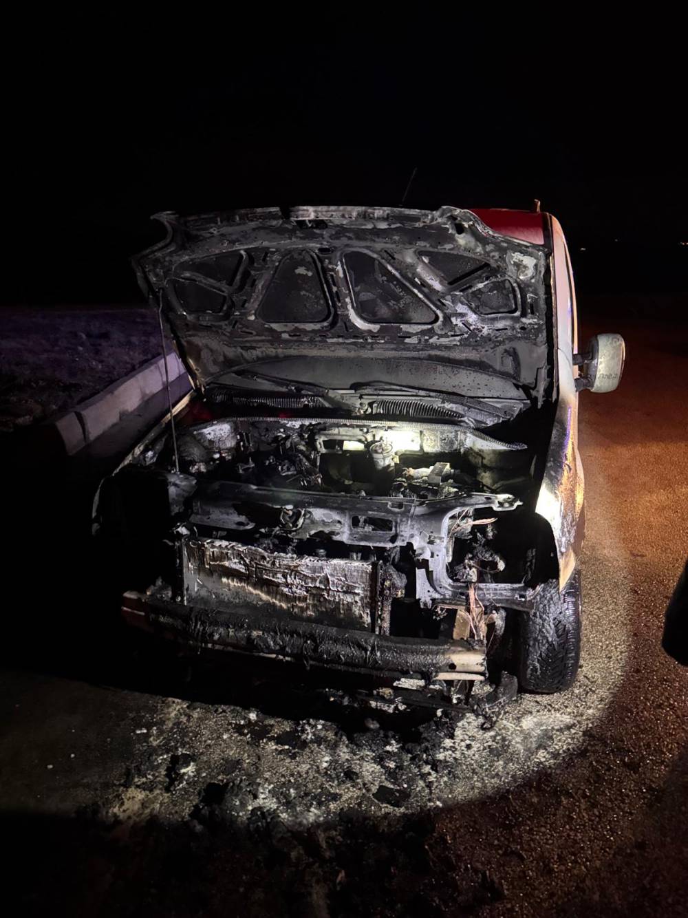 Seyir halindeki ara&ccedil; yandı