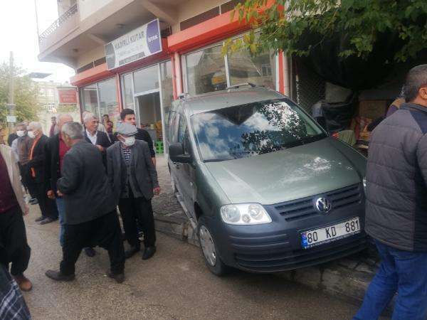 Ehliyetsiz sürücü kaldırımdaki yayalara çarptı: 1 ölü, 2 yaralı