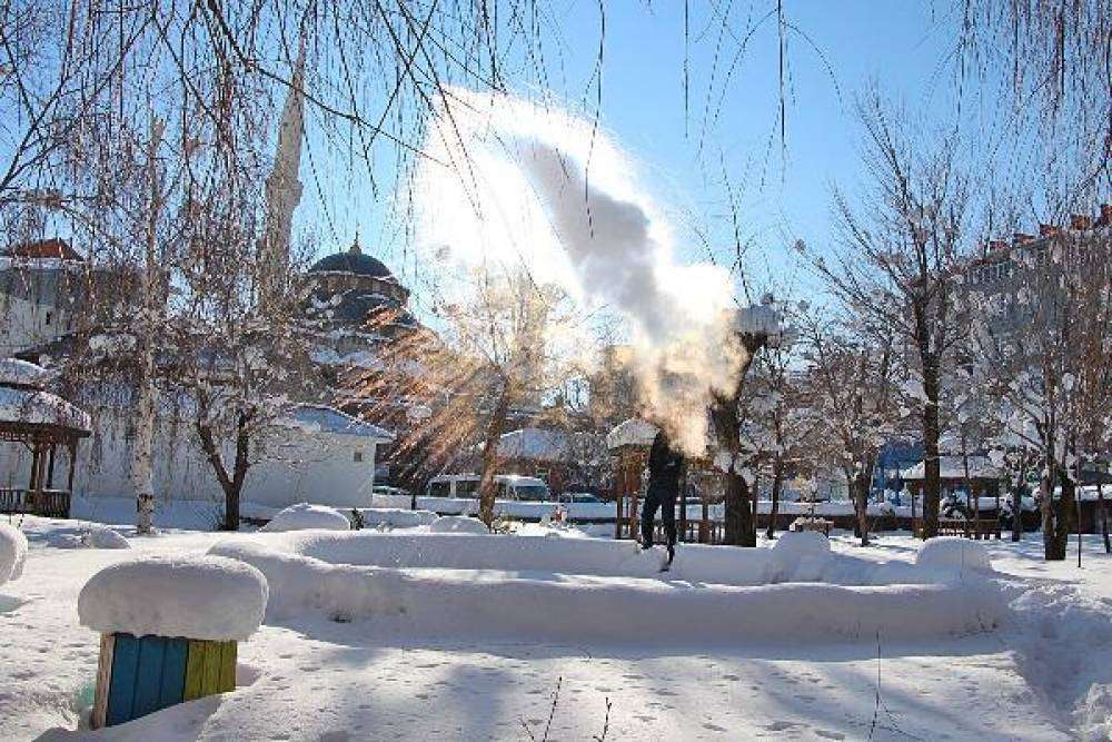 Karlıova'da havaya atılan kaynar su dondu