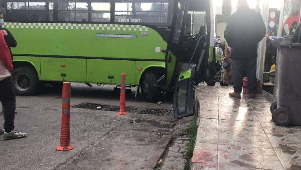Halk otobüsü durakta bekleyenlere çarptı: 3 yaralı 
