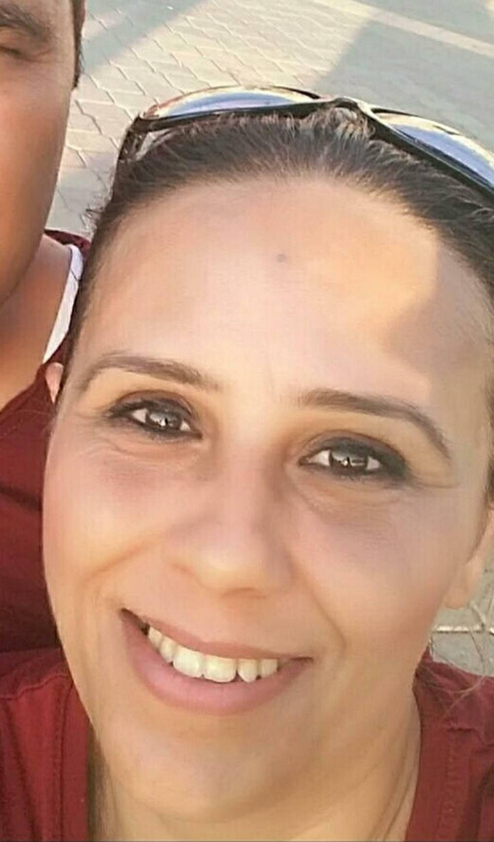 &Ccedil;ocuklarına yemek g&ouml;t&uuml;r&uuml;rken kazada &ouml;len anne, toprağa verildi