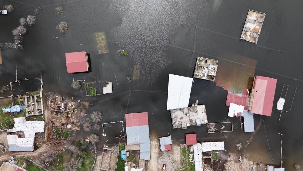 Baraj kapakları a&ccedil;ıldı, boşaltılan 10 ev su altında kaldı