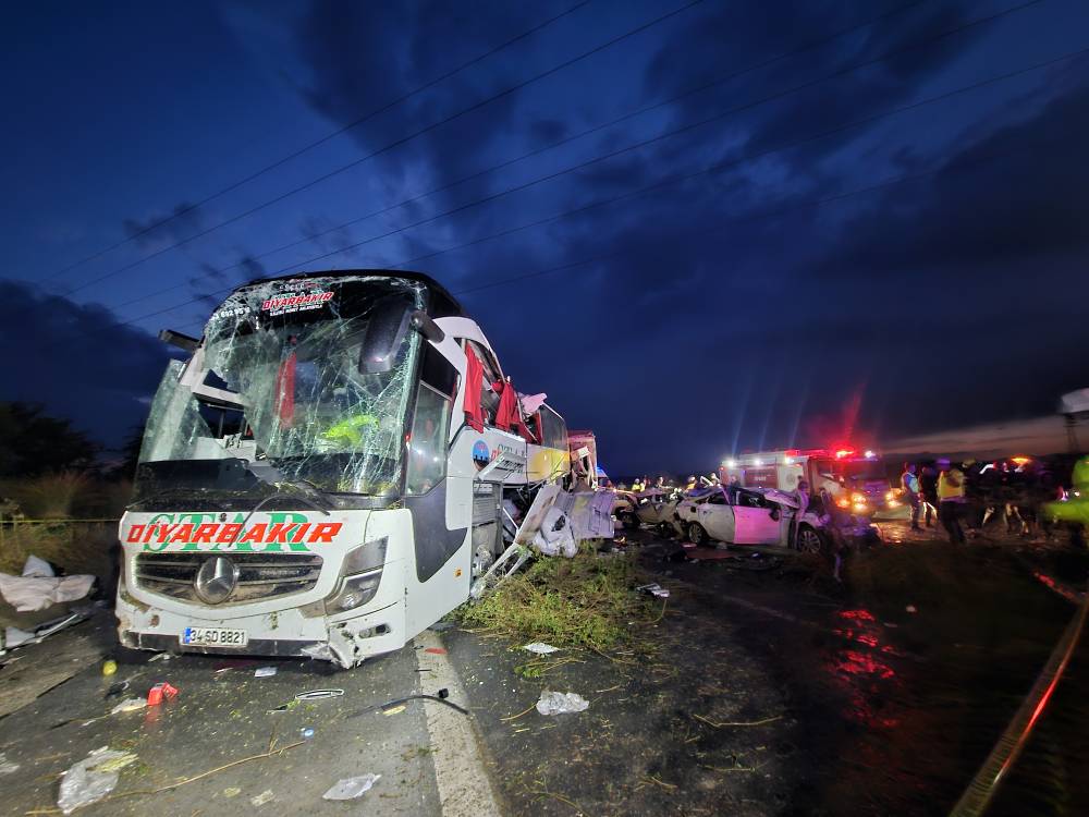 Mersin'de karşı şeride geçen yolcu otobüsü, 3 araçla çarpıştı: 10 ölü, 39 yaralı 