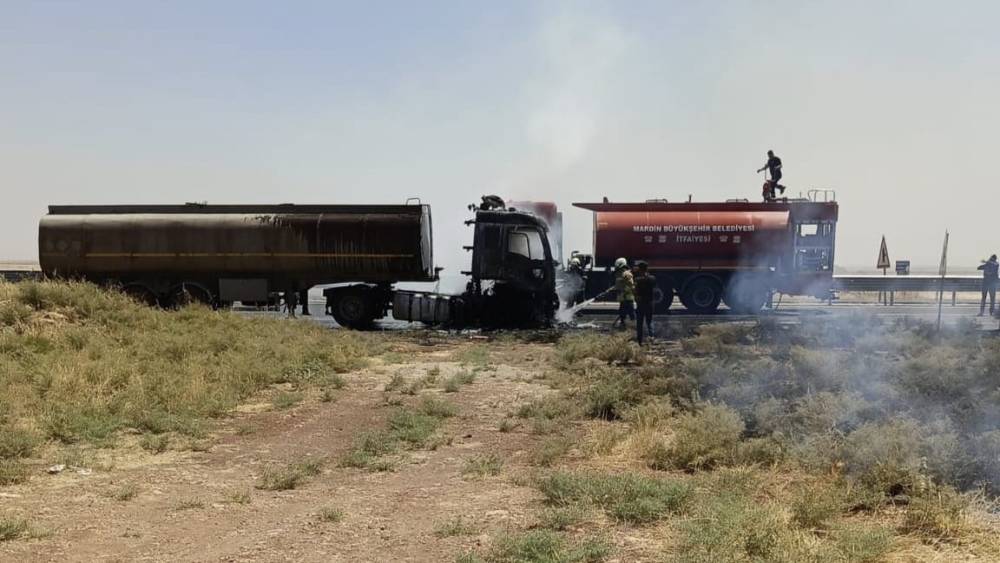 Mardin&rsquo;de asfalt y&uuml;kl&uuml; tanker alev aldı