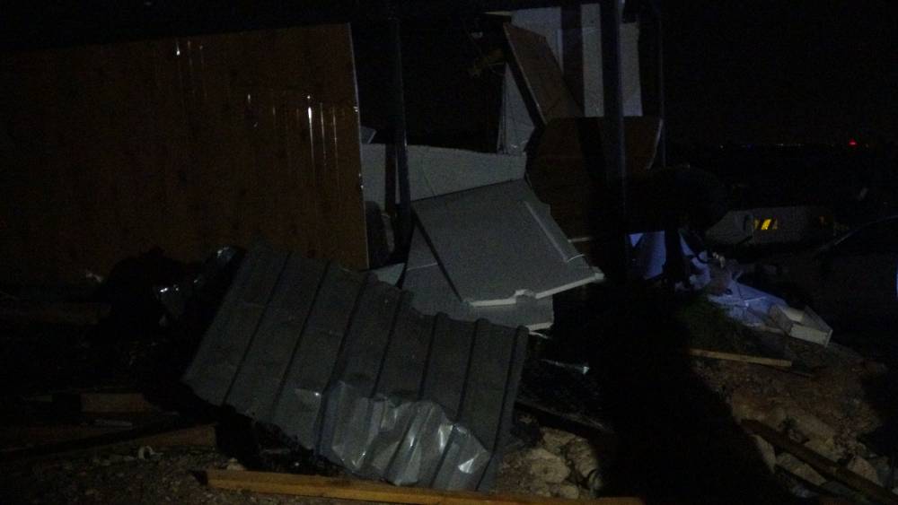 Antalya'da hortum konteynerleri par&ccedil;aladı, kule vinci devirdi; 4 &ouml;l&uuml;, 1 yaralı