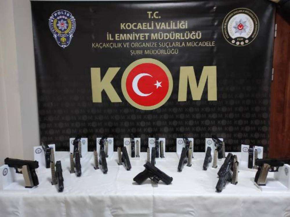 Otomobilin her yerinden tabanca çıktı 