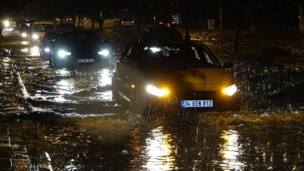 Antalya'da etkili olan fırtınada araçlar yolda kaldı, uçağa yıldırım isabet etti