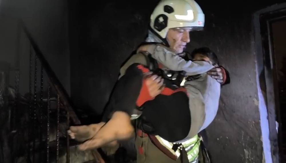 İtfaiye, yangında dumandan etkilenen 5'i &ccedil;ocuk 7 kişiyi kurtardı