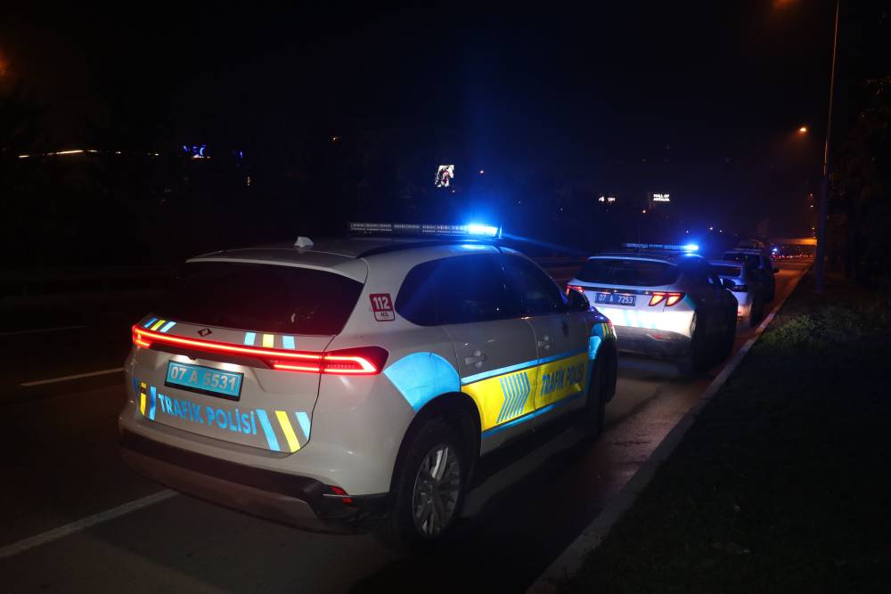 Yol kenarında park halindeki minib&uuml;ste &ouml;l&uuml; bulundu