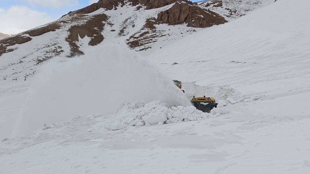  Van&rsquo;da ekiplerin zorlu karla m&uuml;cadele &ccedil;alışması