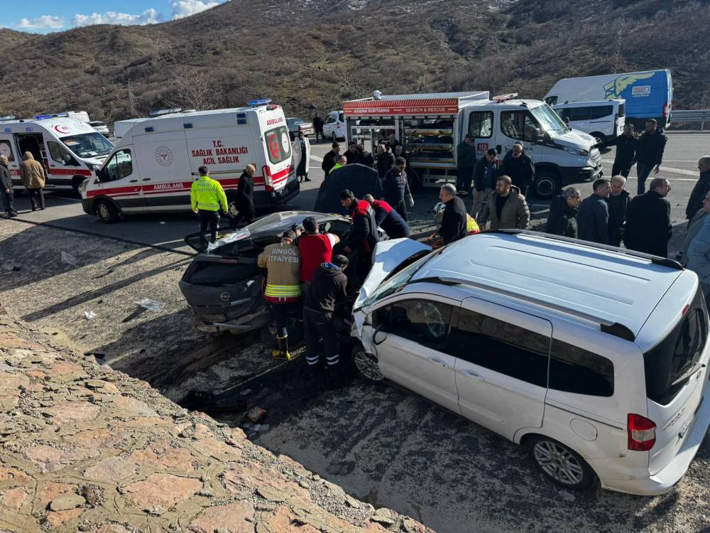 Otomobil ile hafif ticari ara&ccedil; &ccedil;arpıştı: 2 &ouml;l&uuml;, 2 yaralı