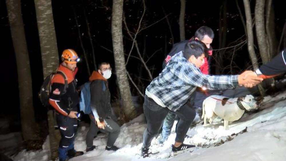 Türk bayrağını yerine asmak için Uludağ'a tırmanıp mahsur kalan 3 genç: Yeter ki bayrağımız dalgalansın