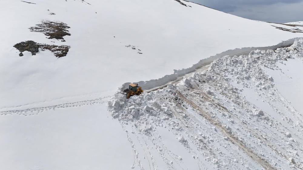 Ordu'da 4 metreyi bulan karla m&uuml;cadele &ccedil;alışması